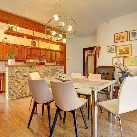Tolle Mit Grossem Pool, Klima, Wlan, Bbq Apartment