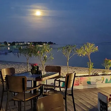 Apartment Tolle Mit Grossem Pool, Klima, Wlan, Bbq
